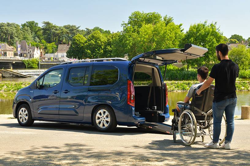 Voiture TPMR occasion Véhicule handicapé transport fauteuil roulant Morice Constructeur